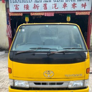Toyota Dyna LY100 3L Cabin Half Cut