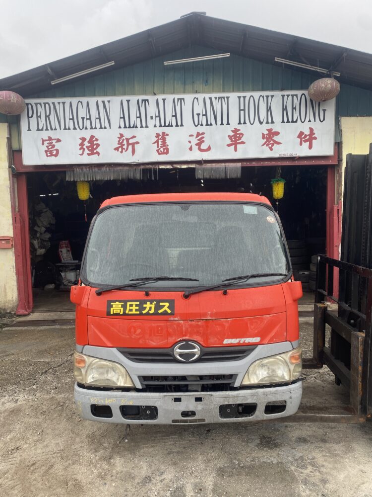 Hino 300 XZU640 1 Ton Cabin Half Cut