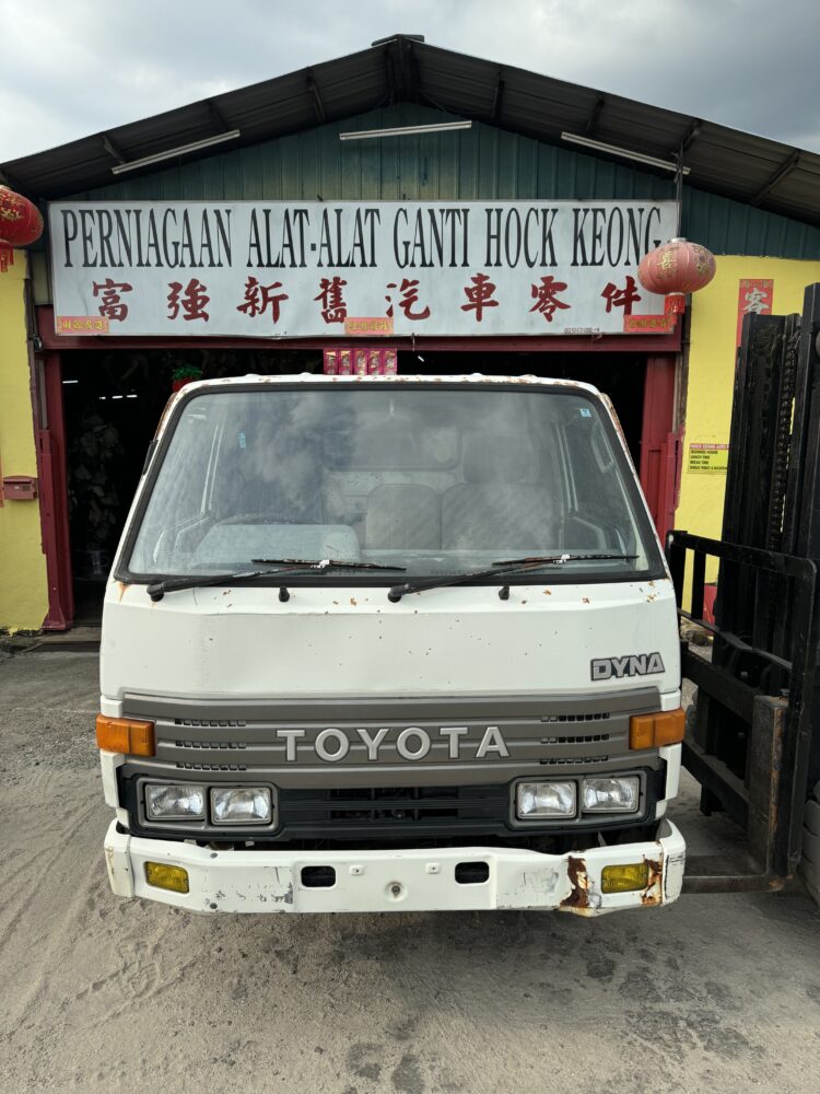 Toyota Dyna BU61 1 Ton 11B Half Cut Cabin p