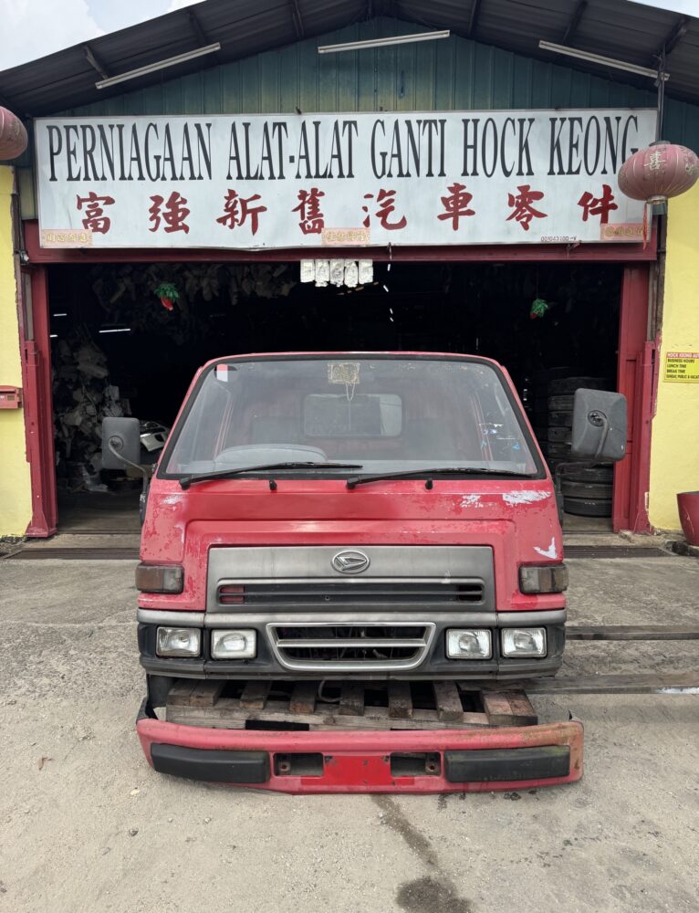 Daihatsu Delta DV58 1 Ton Cabin Half Cut