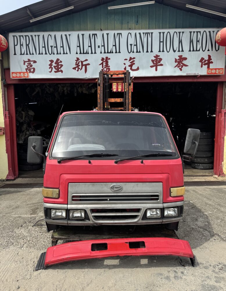 Daihatsu Delta DV58 1 Ton Cabin Half Cut