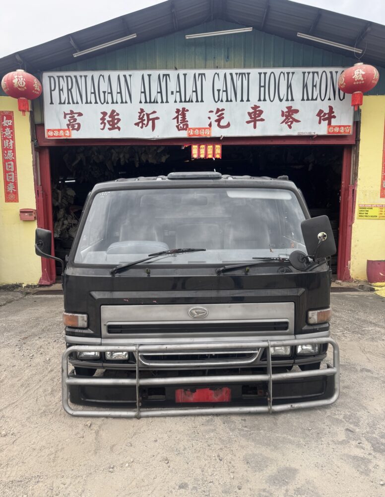 Daihatsu Delta DV116 3 Ton Cabin Half Cut