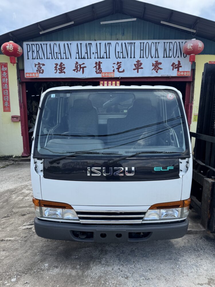Isuzu ELF NHR69 4JG2 Half Cut Cabin