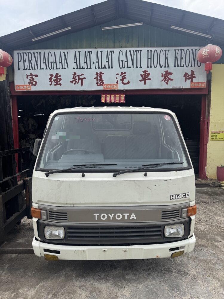Toyota Dyna LH80 2L Cabin Half Cut