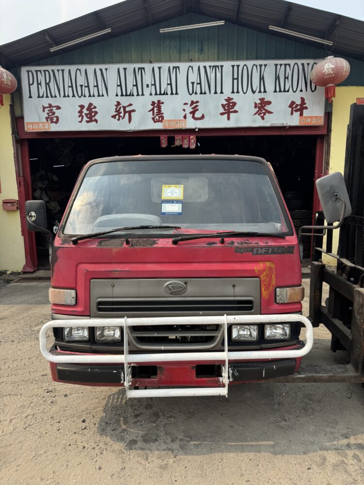 Daihatsu Delta DV58 1 Ton Cabin Half Cut