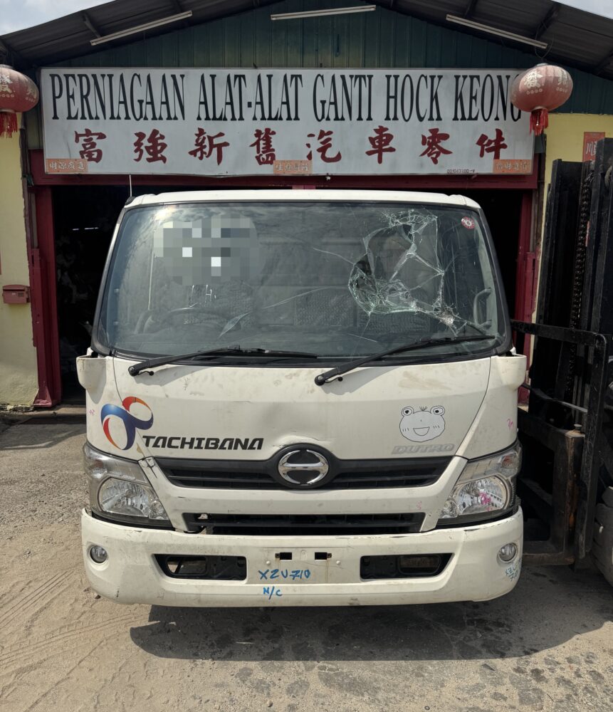 Hino Dutro XZU710 3 Ton Cabin Half Cut