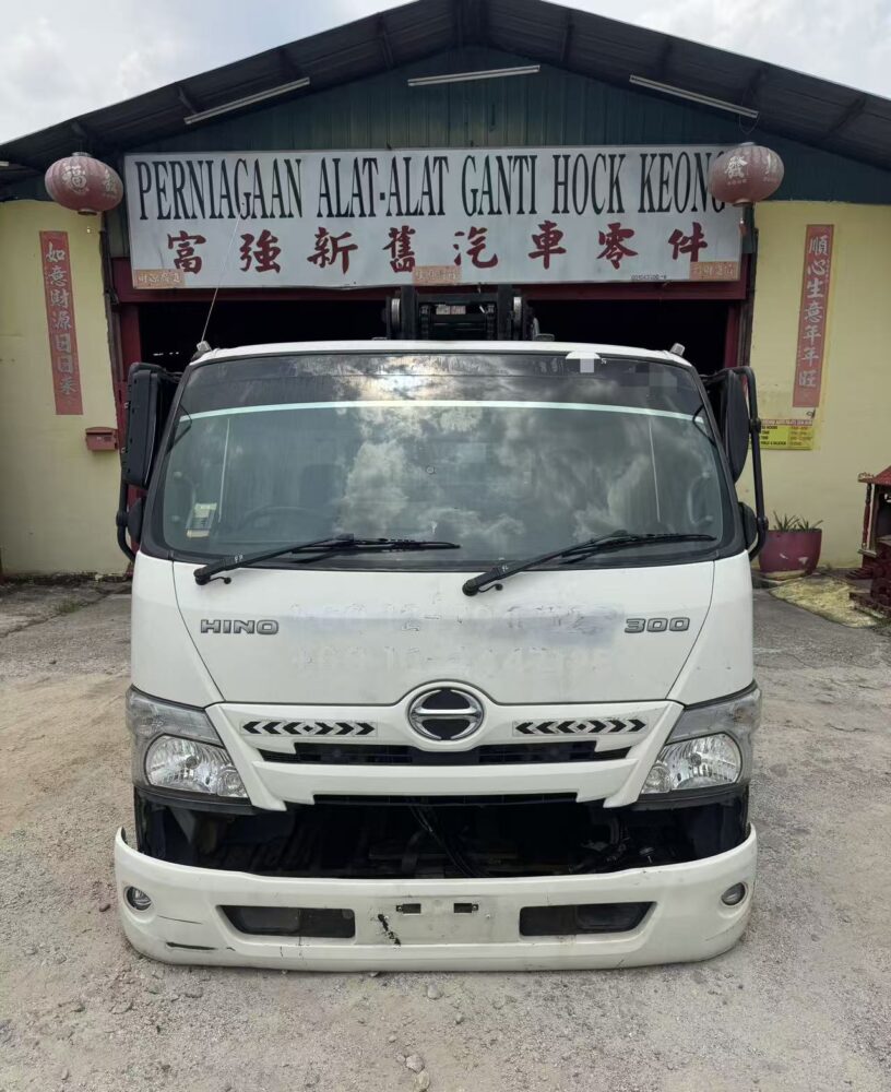 Hino WU730 Dutro 3 Ton Cabin Half Cut