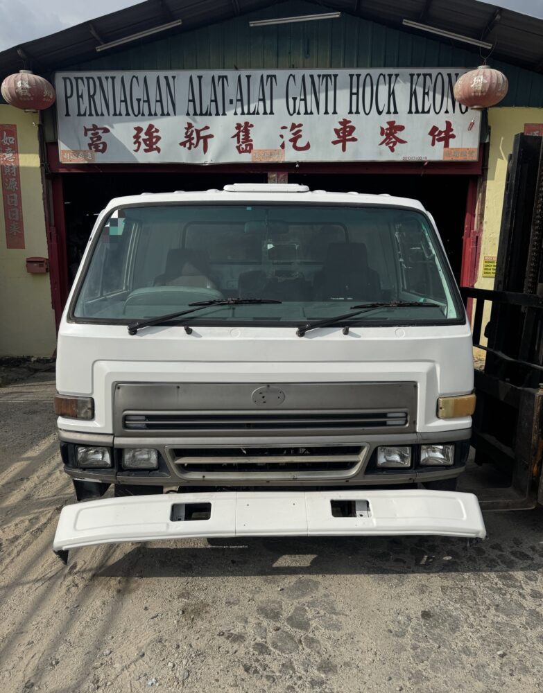 Daihatsu Delta DV116 3 Ton Cabin Half Cut