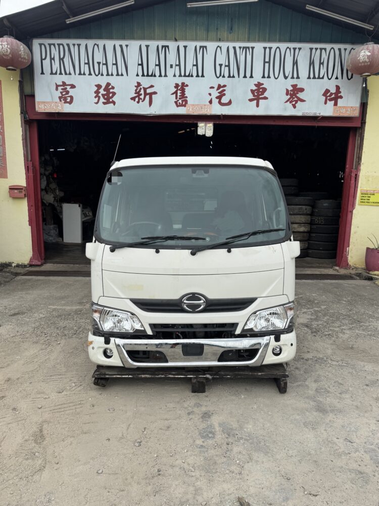 Hino Dutro XZU650 1 Ton Cabin Half Cut